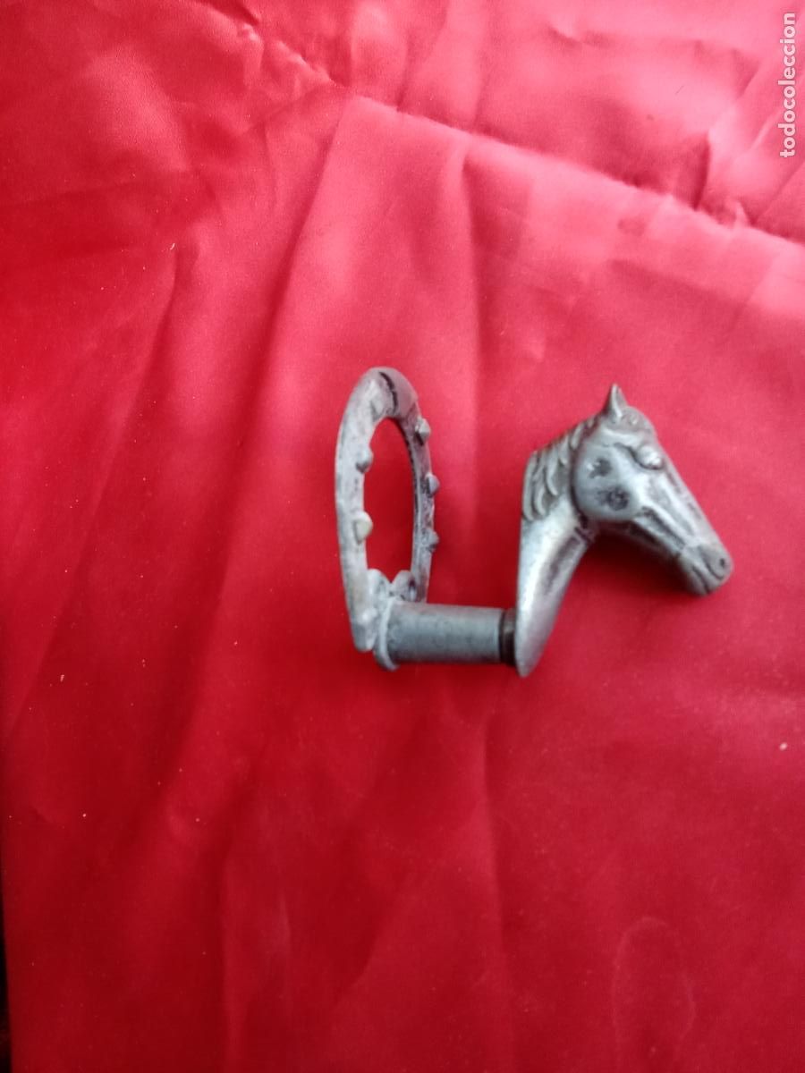 Antig&uuml;edades: Gancho o percha de metal en forma de caballo. Caja Relojes