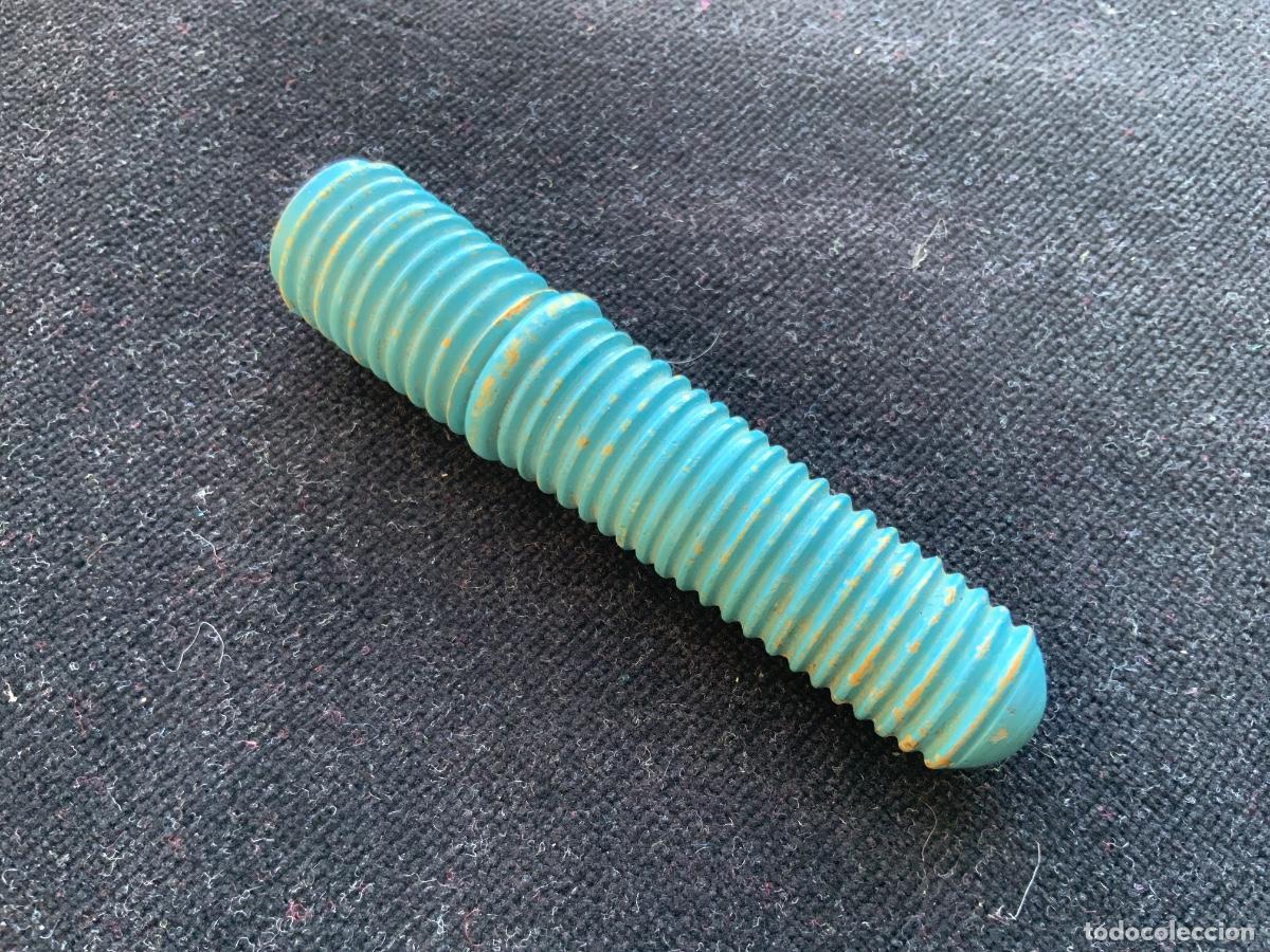 Antig&uuml;edades: Cajita de madera torneada para agujas. 7,7cm