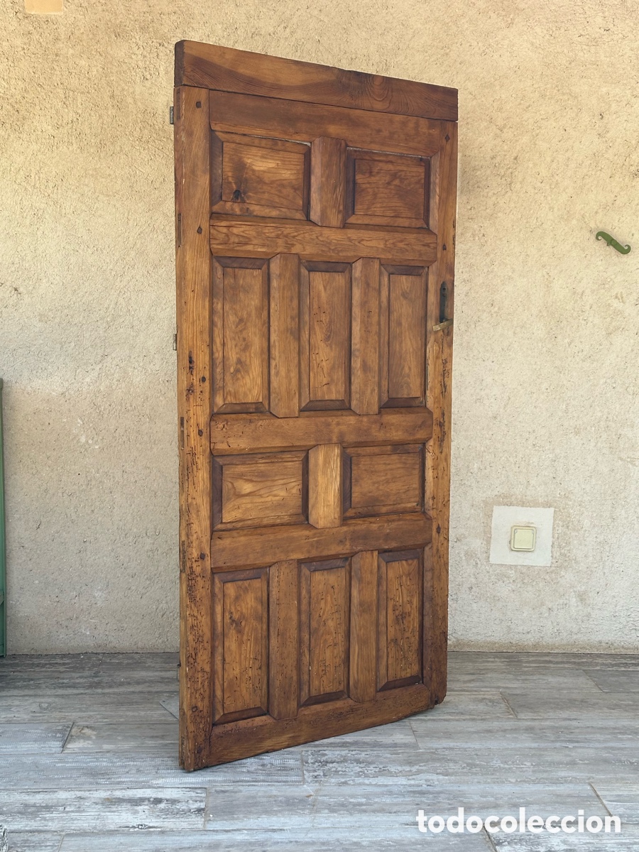 Antig&uuml;edades: Puerta antigua de madera de pino con cuarterones, s.XIX. Port&oacute;n paso picaporte entepa&ntilde;o.