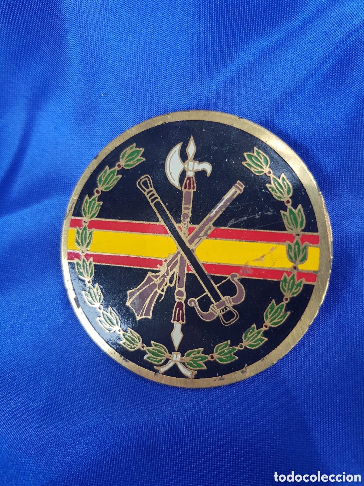 Antig&uuml;edades: ANTIGUA INSIGNIA DE LA LEGI&Oacute;N ESPA&Ntilde;OLA ESMALTADA