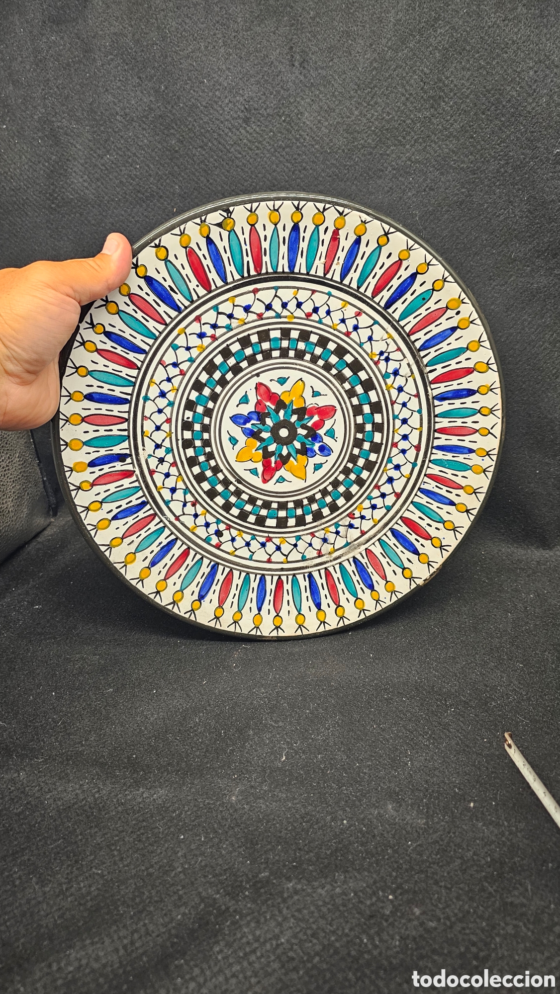Antig&uuml;edades: Plato de cer&aacute;mica pintado a mano