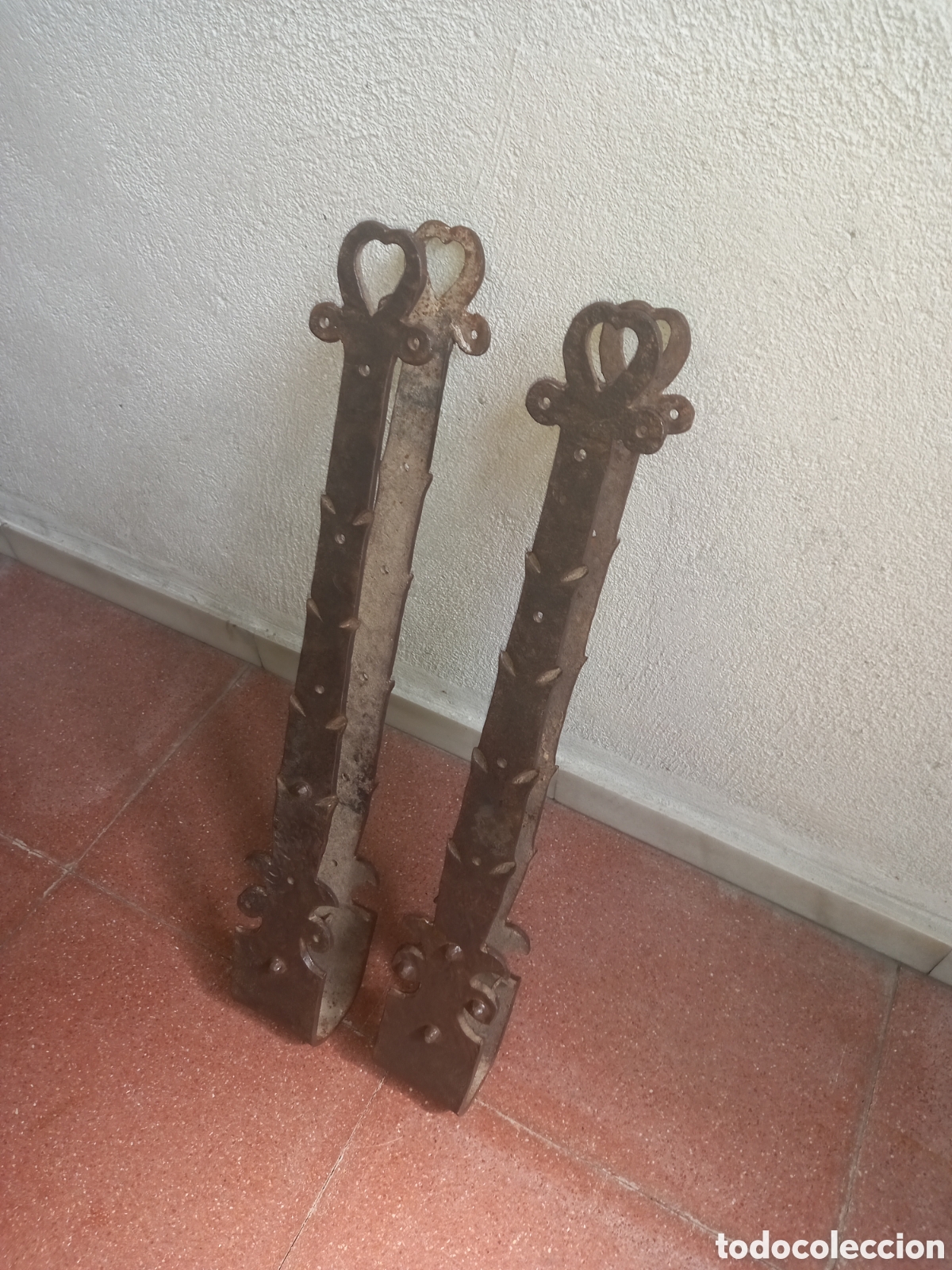 Antig&uuml;edades: Espectacular pareja de bisagras de port&oacute;n de hierro forjado. S.XVII o XVIII.