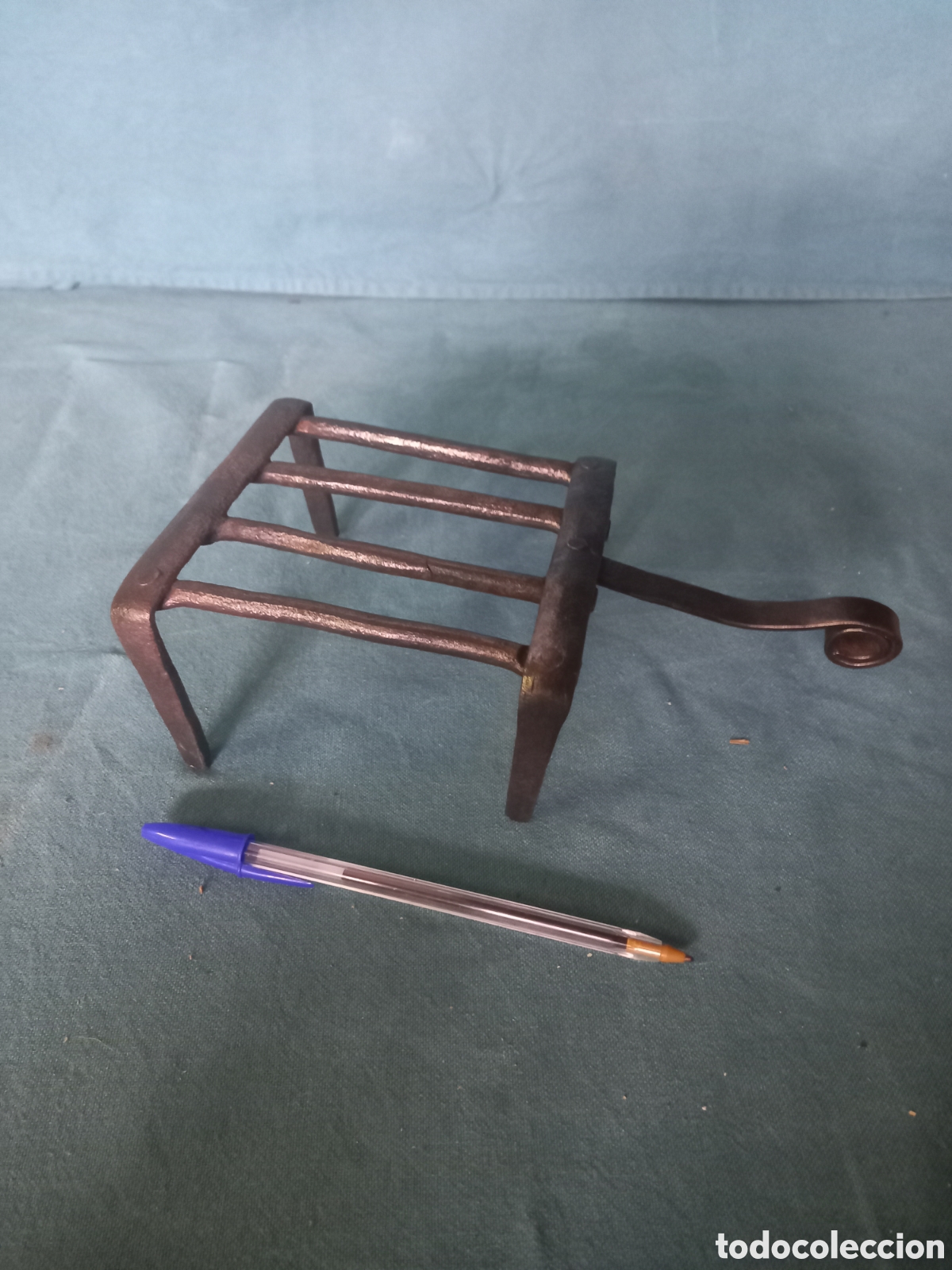 Antig&uuml;edades: Parrilla de hierro forjado. S.XIX. Medidas 23 x 12 x 7cm.