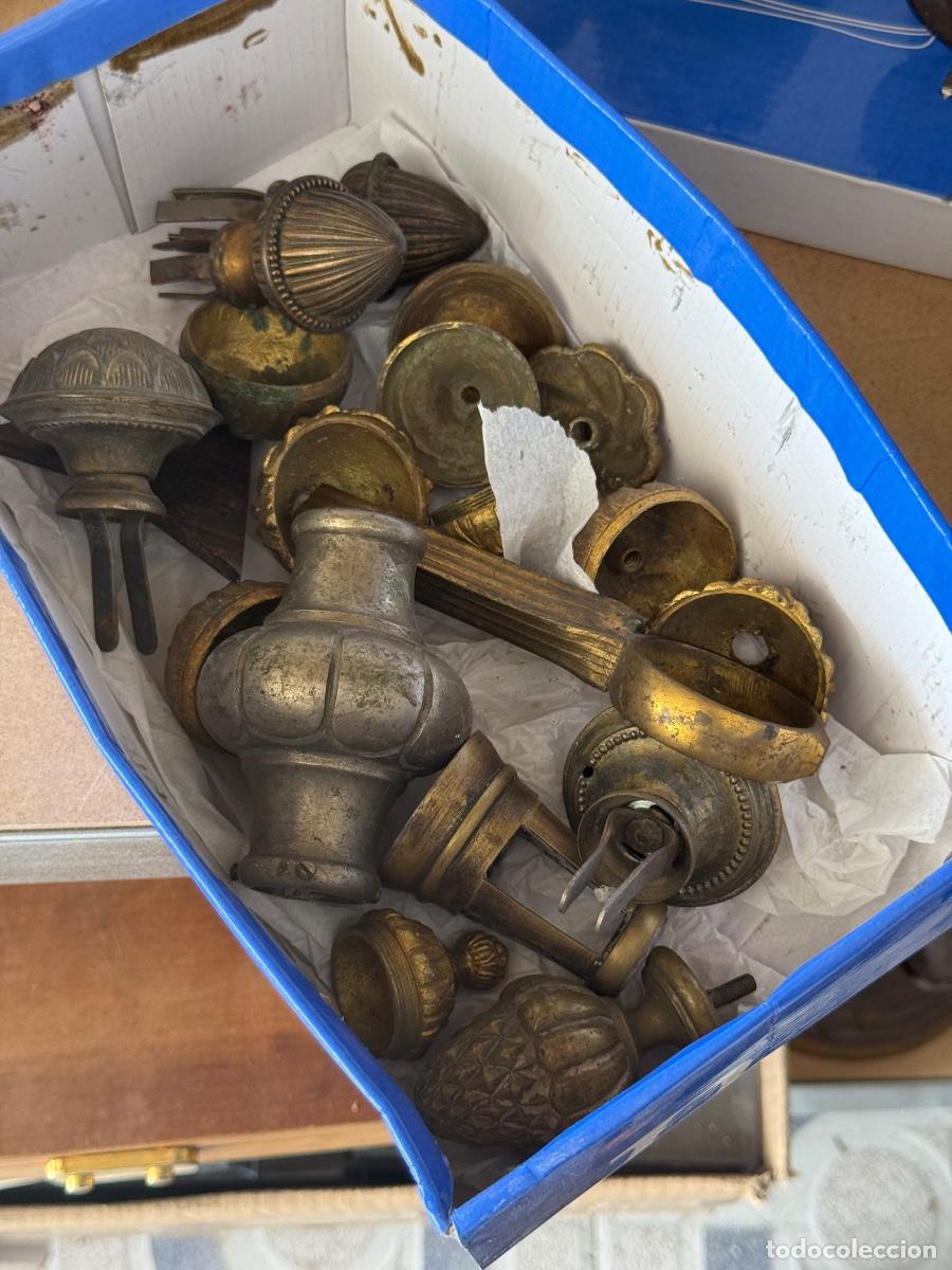 Antig&uuml;edades: Gran caja con remates antiguos, todo lo que se ve