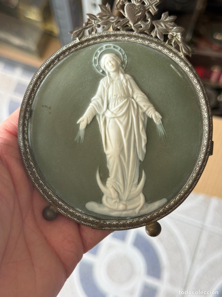 Antig&uuml;edades: Bonita placa de una virgen, biscuit, firmado por detr&aacute;s