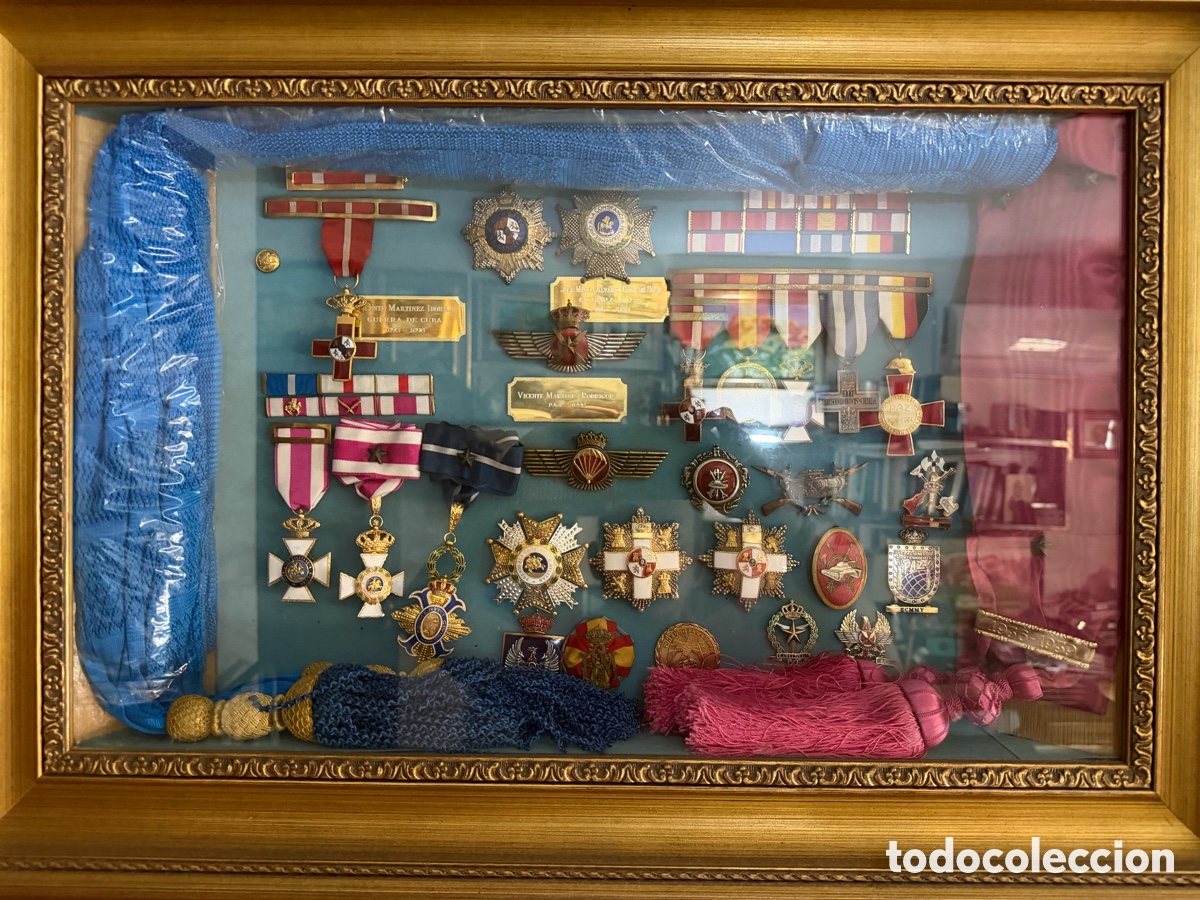 Antig&uuml;edades: Cuadro de insignias y medallas militares
