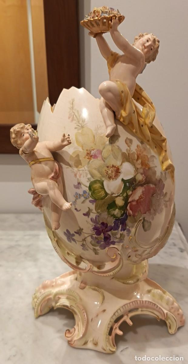Antig&uuml;edades: Jarron Antiguo de porcelana. Angeles. Tiene un brazo encolado. Se aprecia en la fotografia.