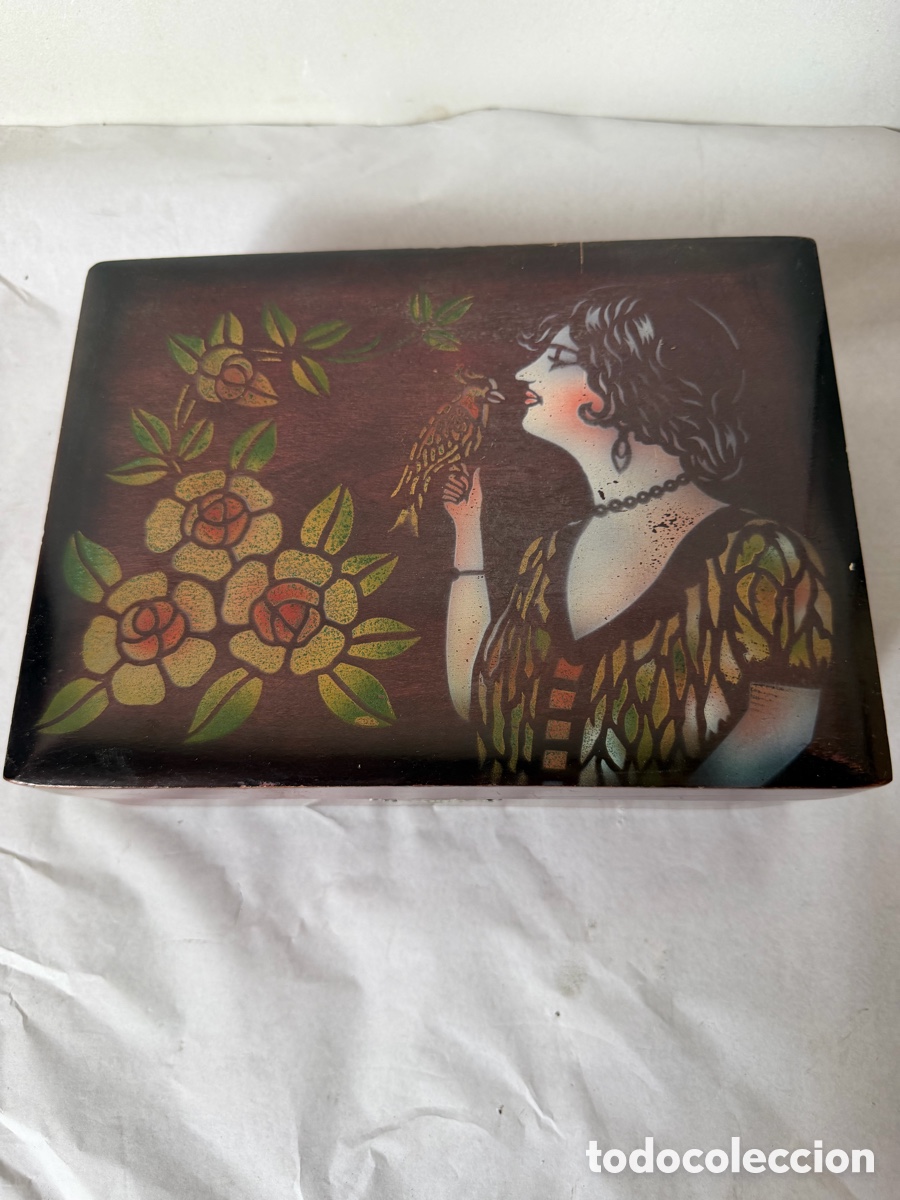 Antig&uuml;edades: Caja joyero de madera Art Deco, con su llave. P&ordm; S. XX. Grande, 27 x 20 cms.