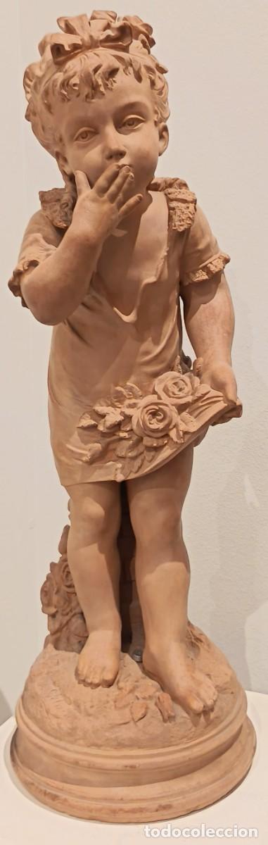 Antig&uuml;edades: Figura de terracota. La Jeune fille aux fleurs o el beso. Escultor A. Vilain. Escultor frances .