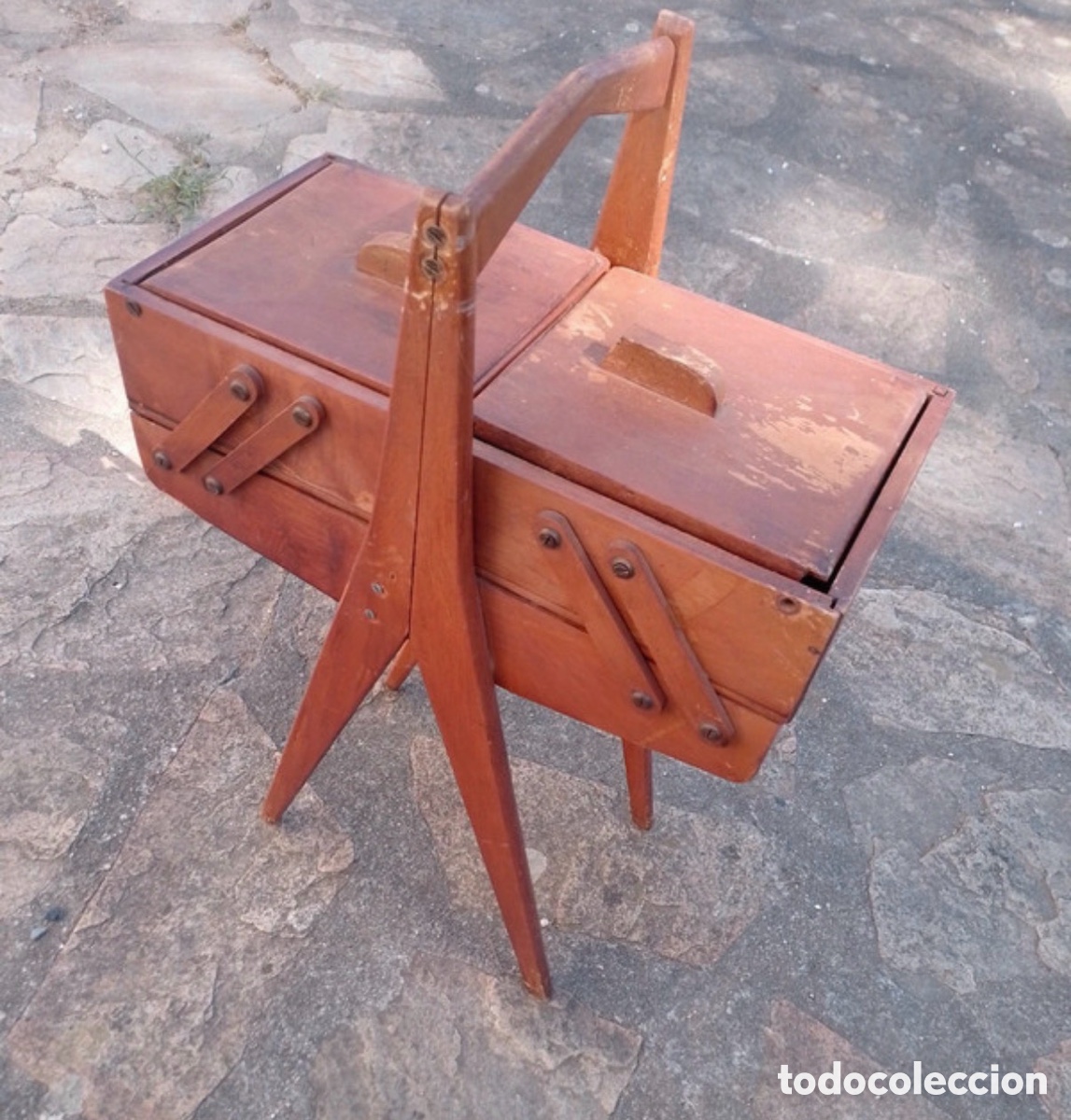 Antig&uuml;edades: Antiguo costurero extensible de pie