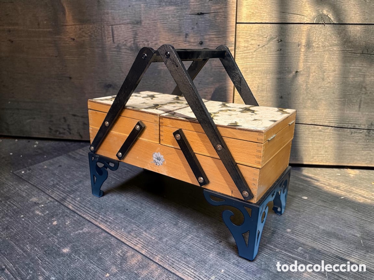 Antig&uuml;edades: Antiguo costurero extensible