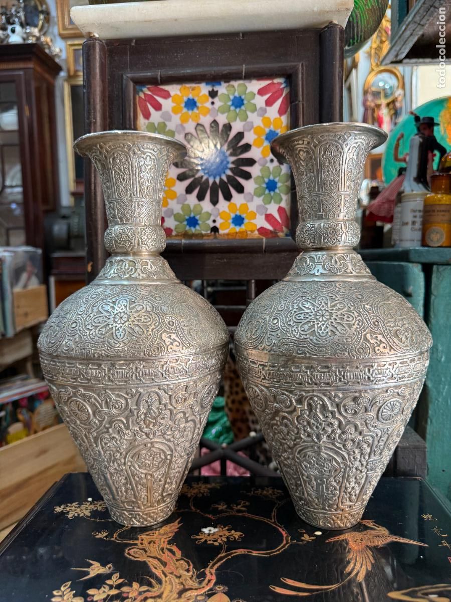 Antig&uuml;edades: PAREJA DE JARRONES DE BRONCE REPUJADO - MEDIDA 33 CM - IDEAL PARA ACTO RELIGIOSO