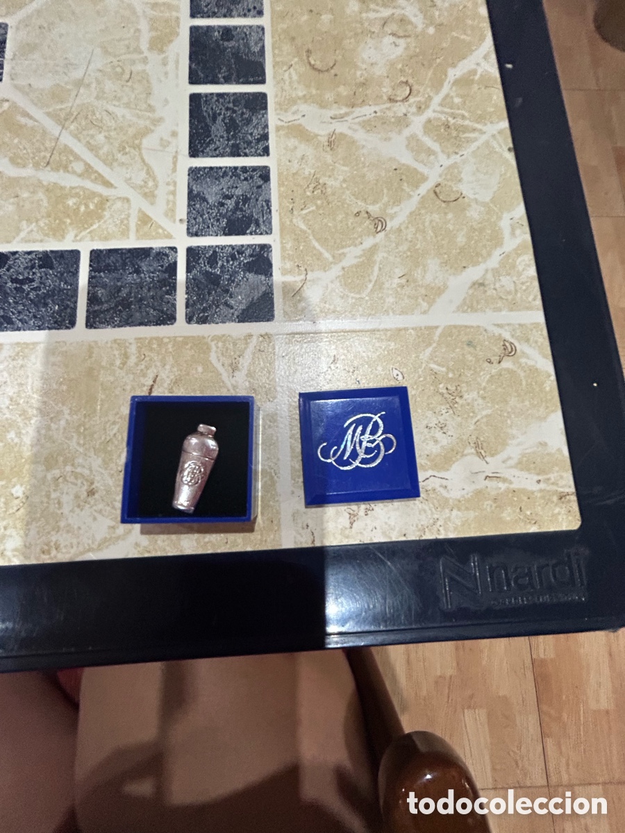 Antig&uuml;edades: Pin de plata de la casa Marie brizard