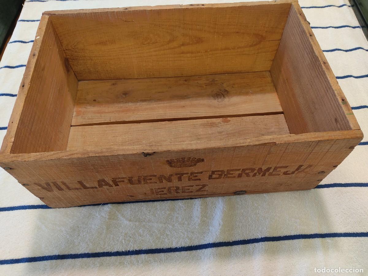 Antig&uuml;edades: Antigua caja de madera de la bodega Villafuente Bermeja de Jerez.