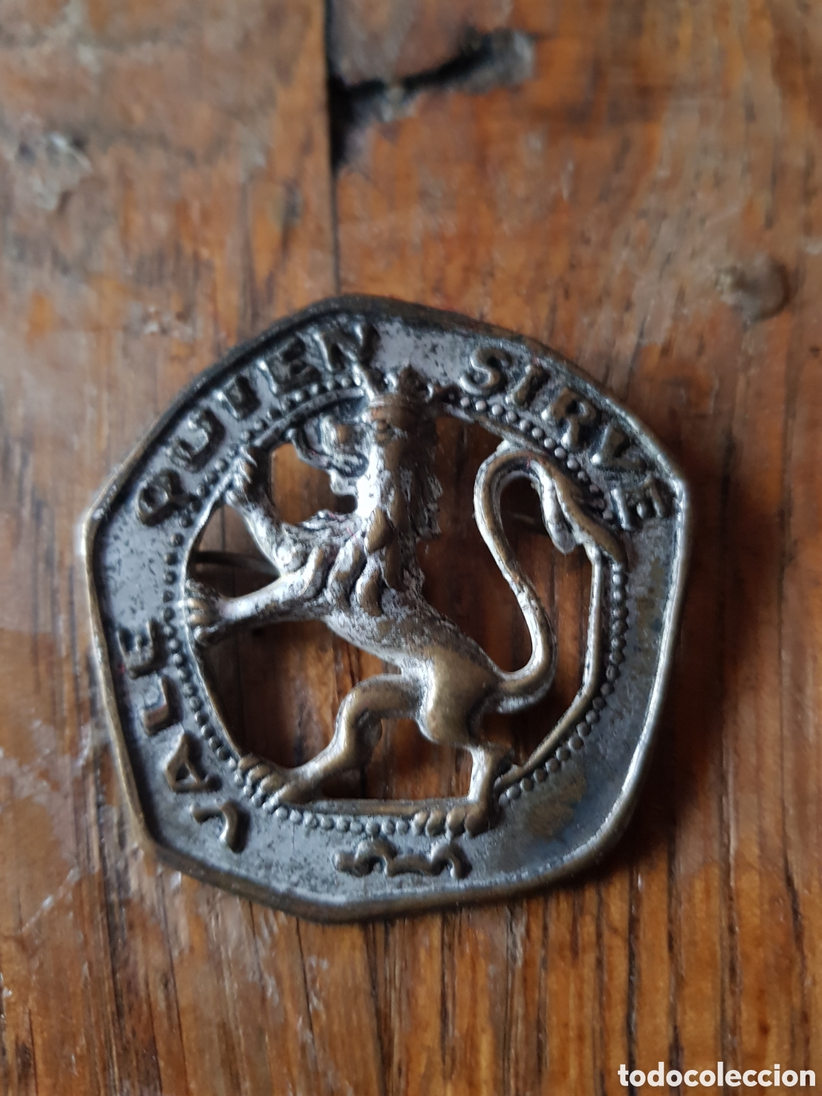 Antig&uuml;edades: ANTIGUA INSIGNIA DE LA OJE LEON RAMPANTE.