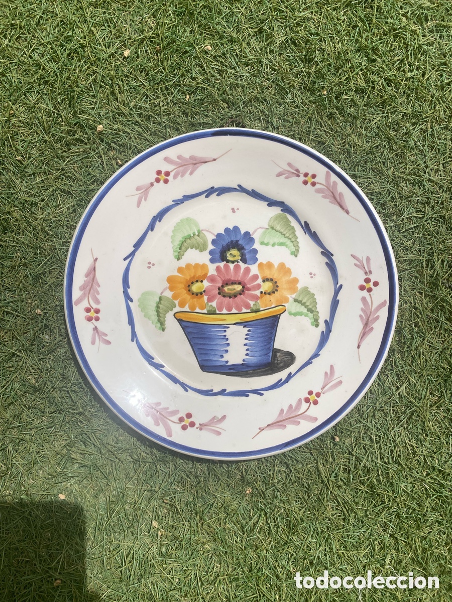 Antig&uuml;edades: Plato de cer&aacute;mica artesanal pintado a mano &ndash; Decoraci&oacute;n floral &ndash; Pieza vintage