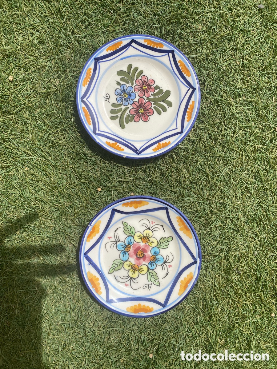 Antig&uuml;edades: Pareja de platos de cer&aacute;mica pintados a mano &ndash; Decoraci&oacute;n floral &ndash; Artesan&iacute;a