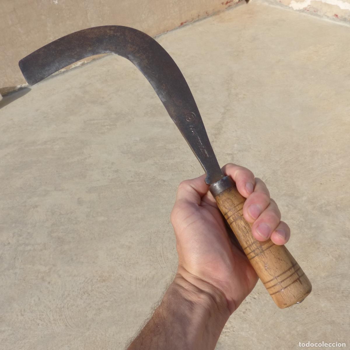 Antig&uuml;edades: Antiguo podon de forja con marcajes, L,Estelles, mango de madera restaurado, 390gr, 38,5cm.