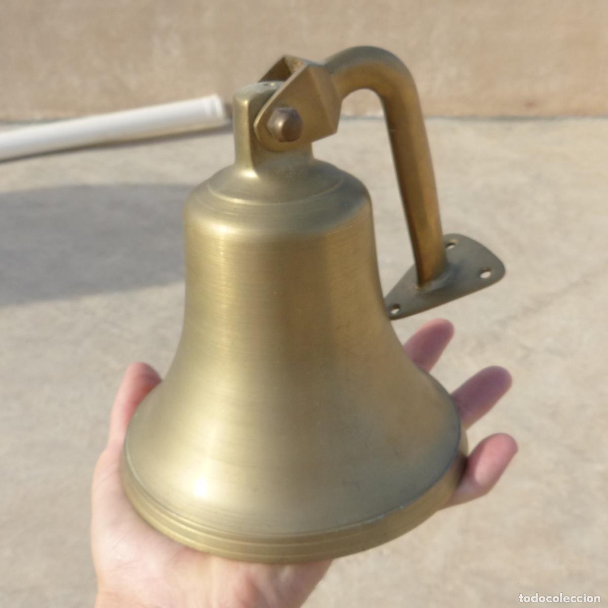 Antig&uuml;edades: Campana de bronce, 1729gr, diametro 14,1cm.