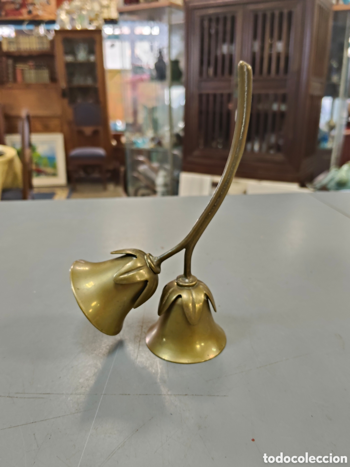 Antig&uuml;edades: campanilla doble de mesa o de llamada de los a&ntilde;os 60 con forma de flores de lat&oacute;n o bronce. [1, 2]