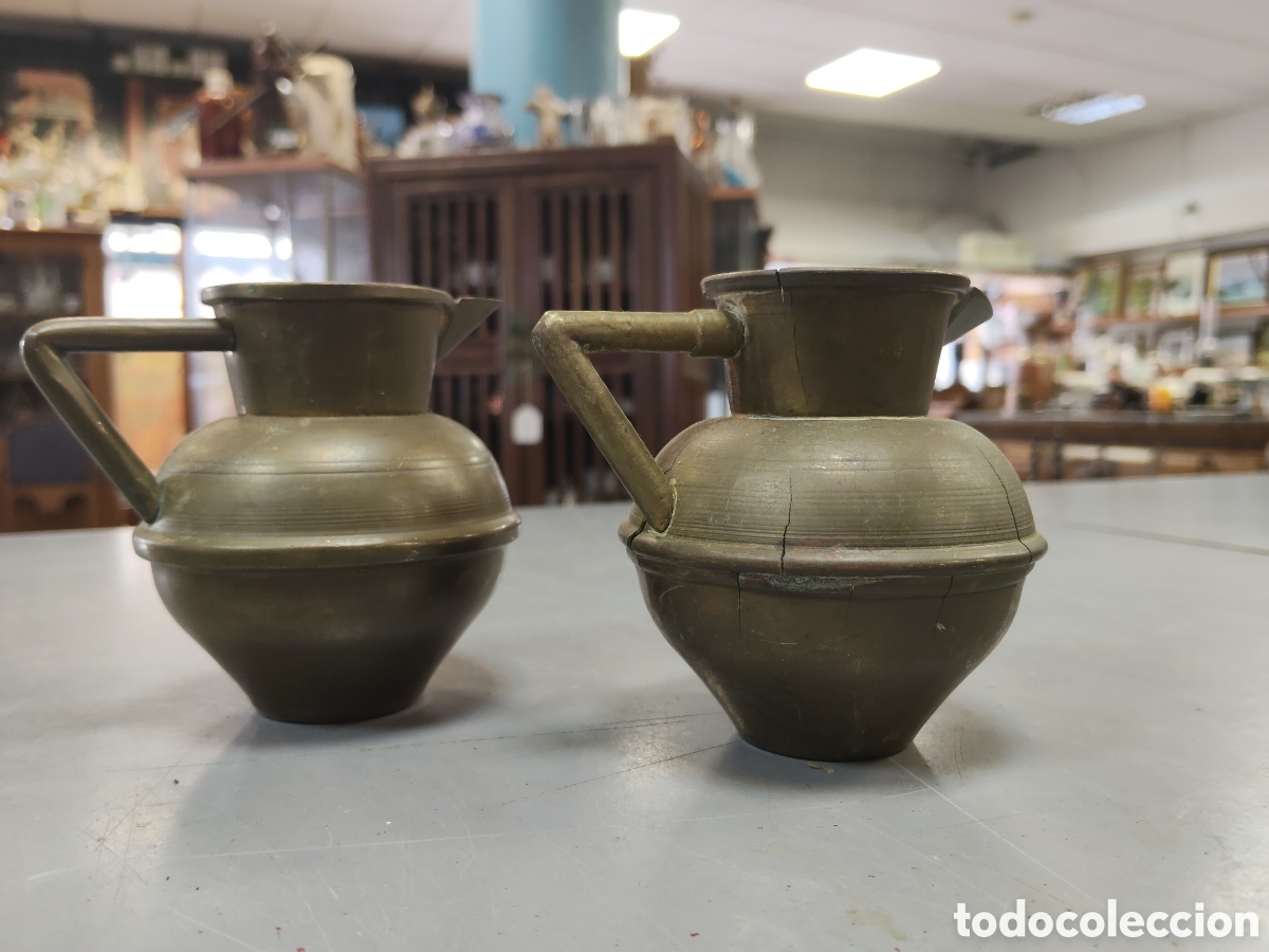 Antig&uuml;edades: Lote dos jarritas de bronce
