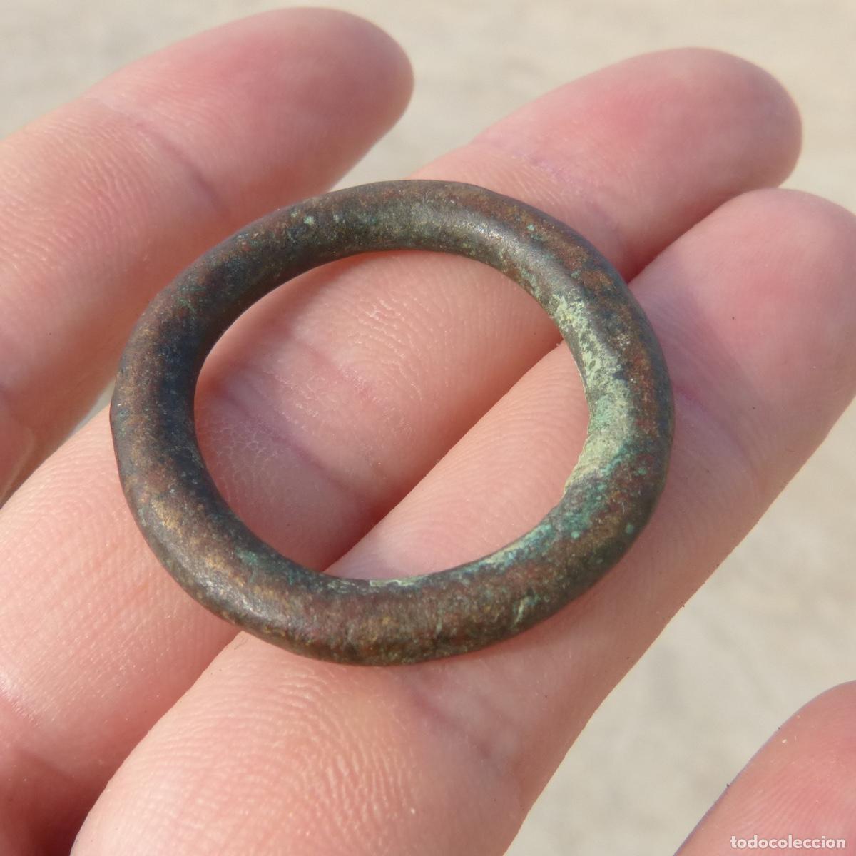 Antig&uuml;edades: Antigua anilla de bronce, uso desconocido, premoneda?, anillo de faja?, 13gr, 34mm.