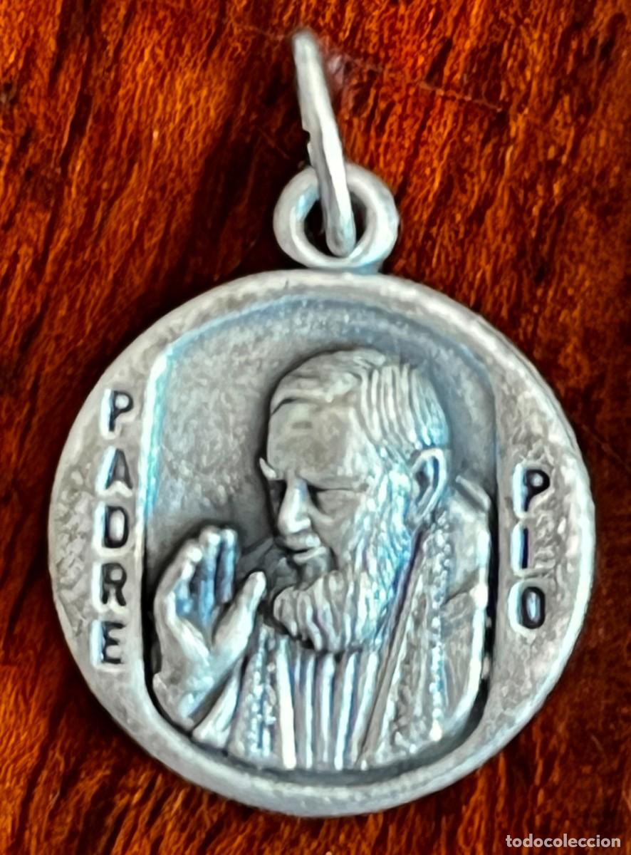 Antig&uuml;edades: Antigua Medalla Reliquia de San Padre P&iacute;o de Pietrelcina, Ex-Indumentis, mide 1,5 cms. de diametro,