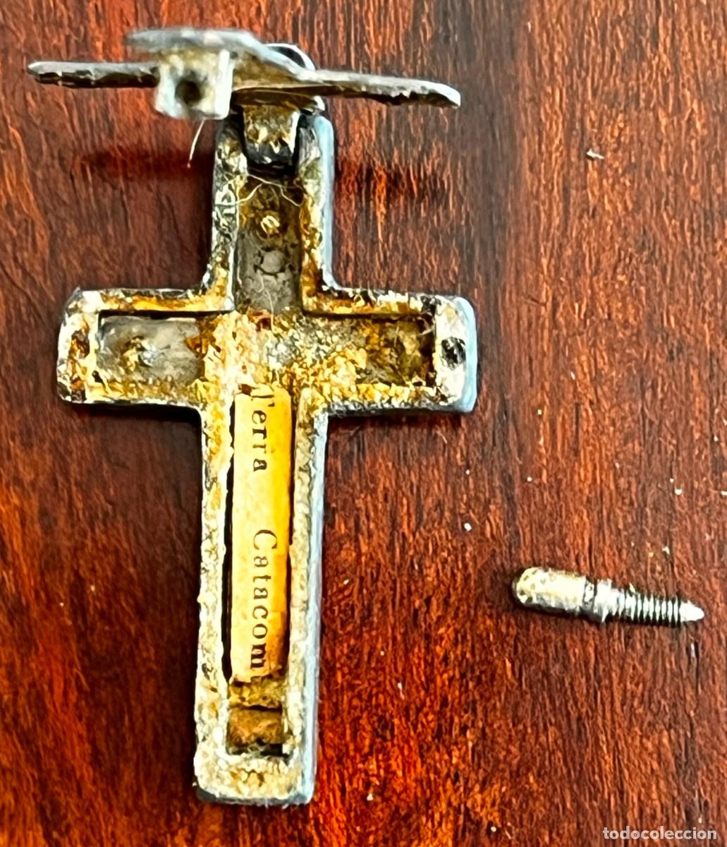 Antig&uuml;edades: Antiguo relicario crucifijo, tierra de las catacumbas de Roma, mide 5 x 2,3 cms. aproximadamente, se