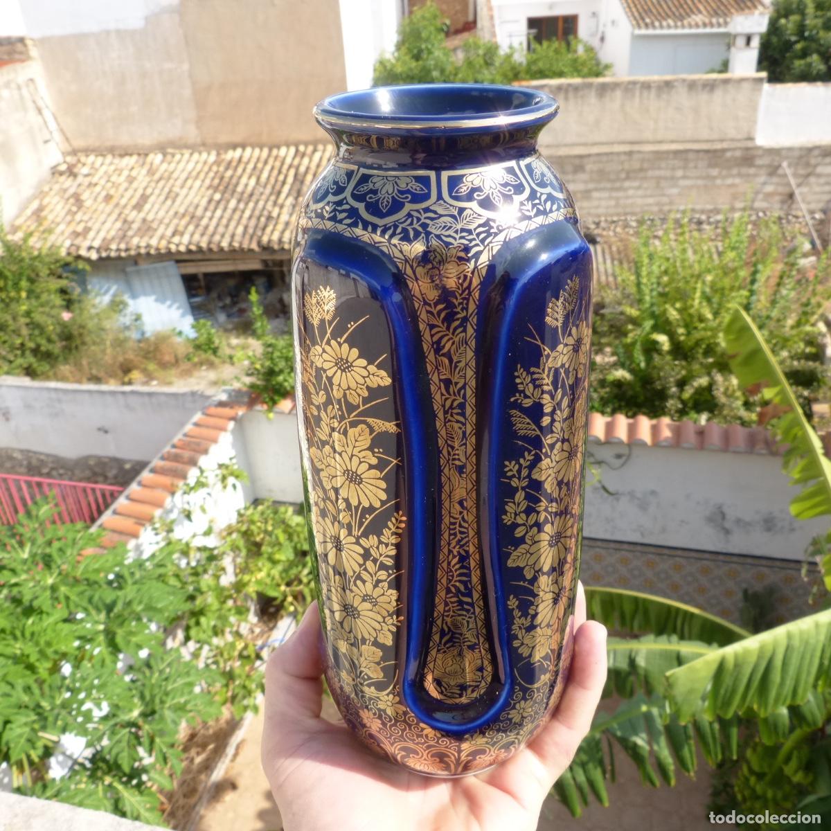 Antig&uuml;edades: Jarron de ceramica en azul cobalto y oro, japan, 25cm. 730gr.