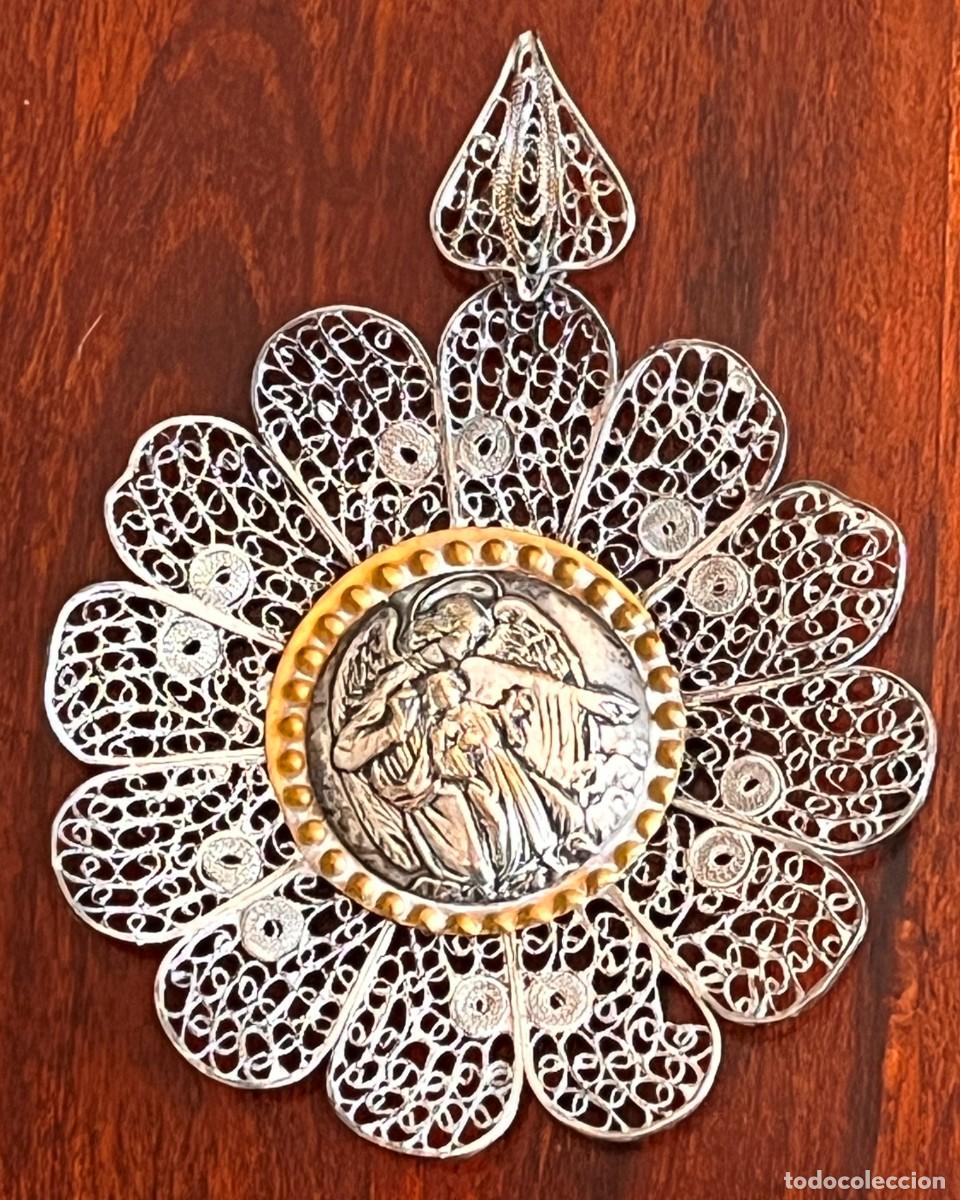 Antig&uuml;edades: Antigua medalla de cuna en filigrana, con el angel de la guarda, proteccion, elaborada en plata baja