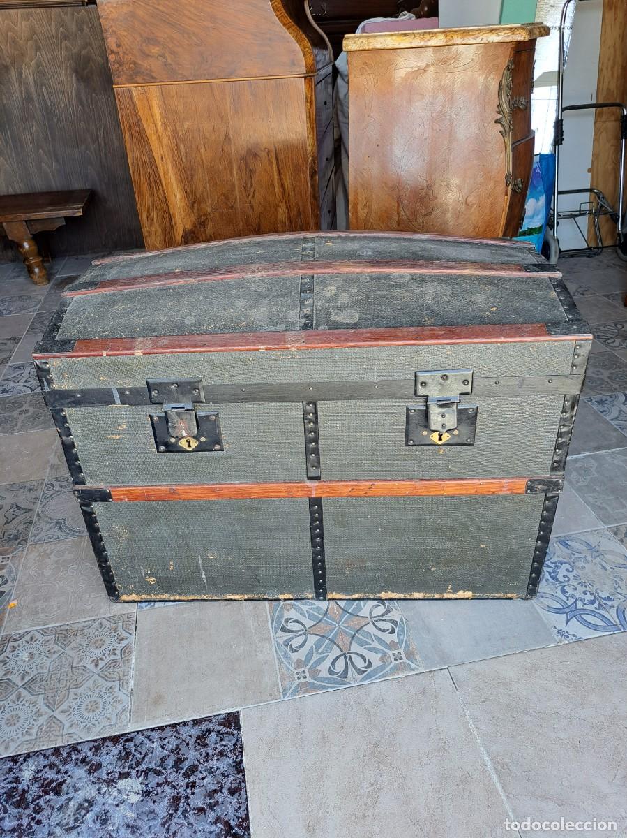 Antig&uuml;edades: Antiguo ba&uacute;l de barriga de madera.