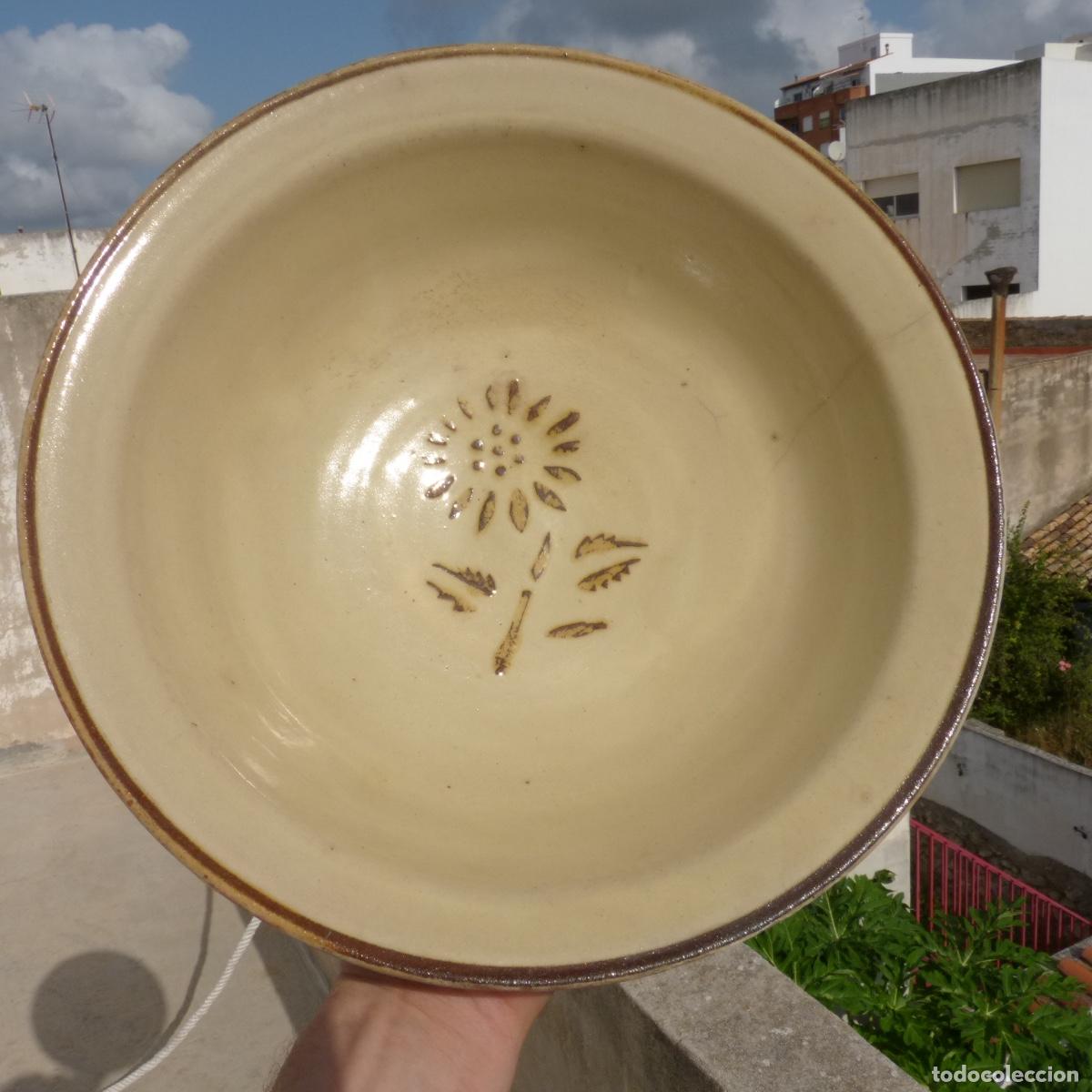 Antig&uuml;edades: Antiguo lebrillo de ceramica de la bisbal, 1193gr, 31,9cm. Grieta.