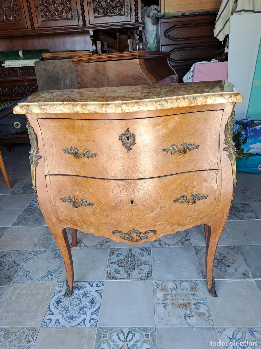 Antig&uuml;edades: C&oacute;moda de barriga francesa estilo Luis XV con marqueter&iacute;a floral cubierta de m&aacute;rmol rosa