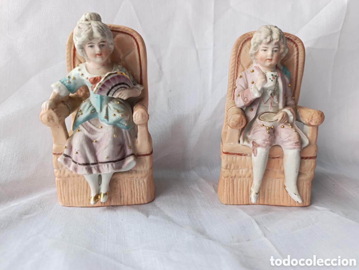Antig&uuml;edades: Pareja de figuras galantes en porcelana o bizcocho - Dama y Caballero en sill&oacute;n - Estilo Rococ&oacute;