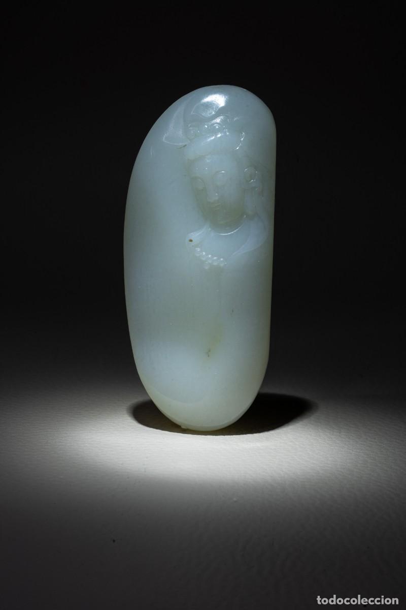 Antig&uuml;edades: Colgante de Guanyin en jade blanco