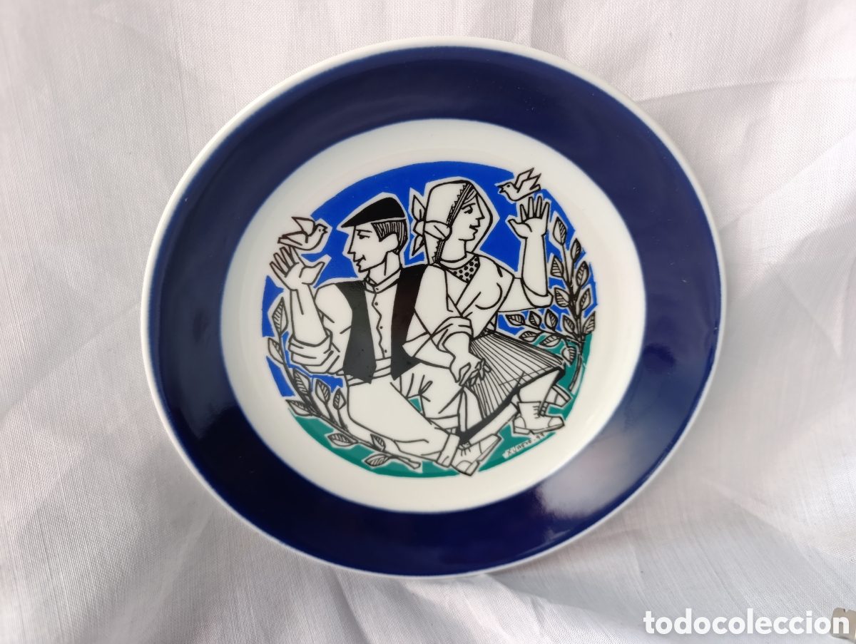 Antig&uuml;edades: Plato Decorativo Porcelana Sargadelos - Pareja de Paisanos Gallegos (Ilustraci&oacute;n Xos&eacute; Vizoso, 1997)