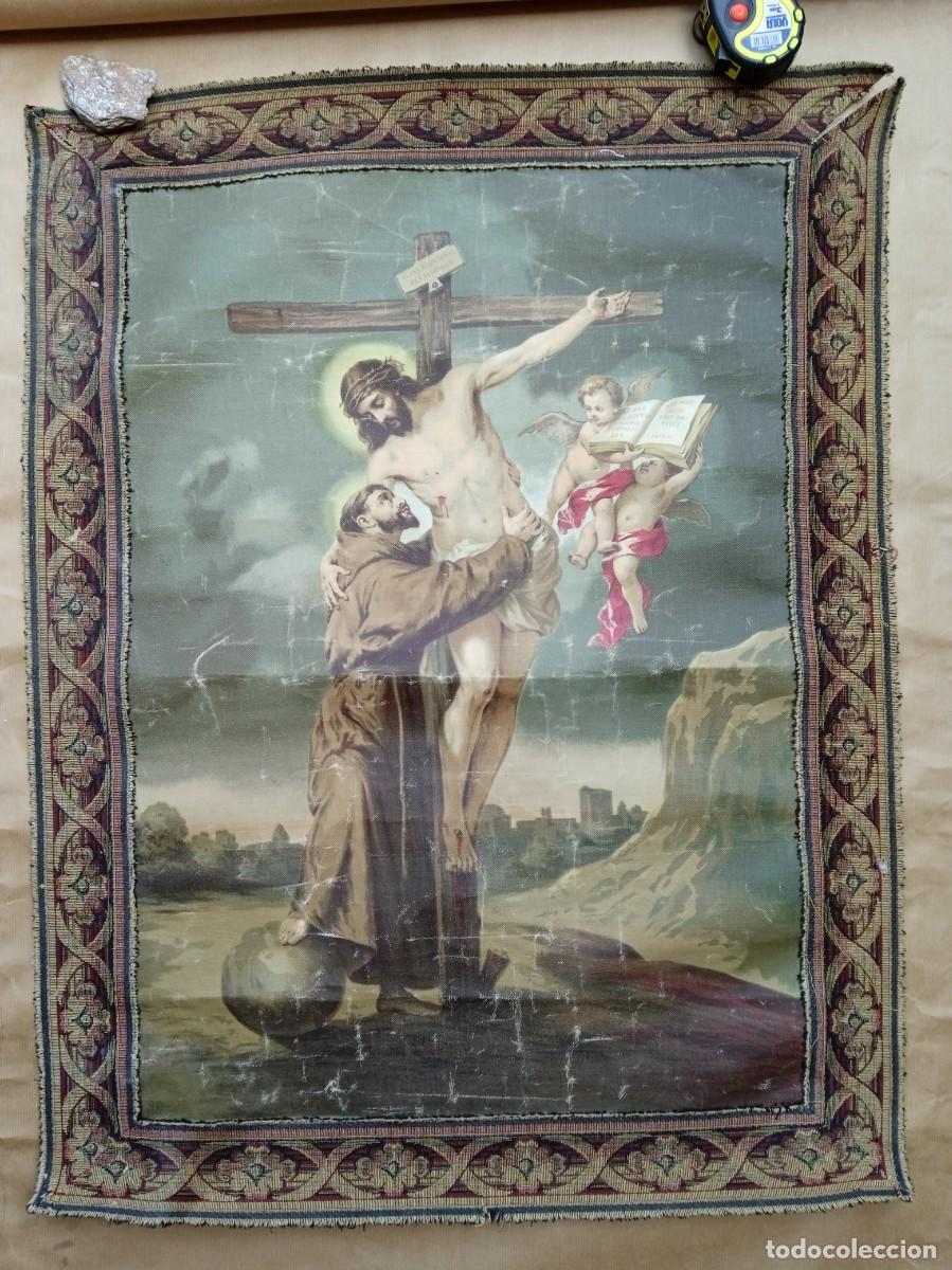 Antig&uuml;edades: Tapiz o estampa antigua religiosa con San Francisco de As&iacute;s abrazando a Cristo en la cruz