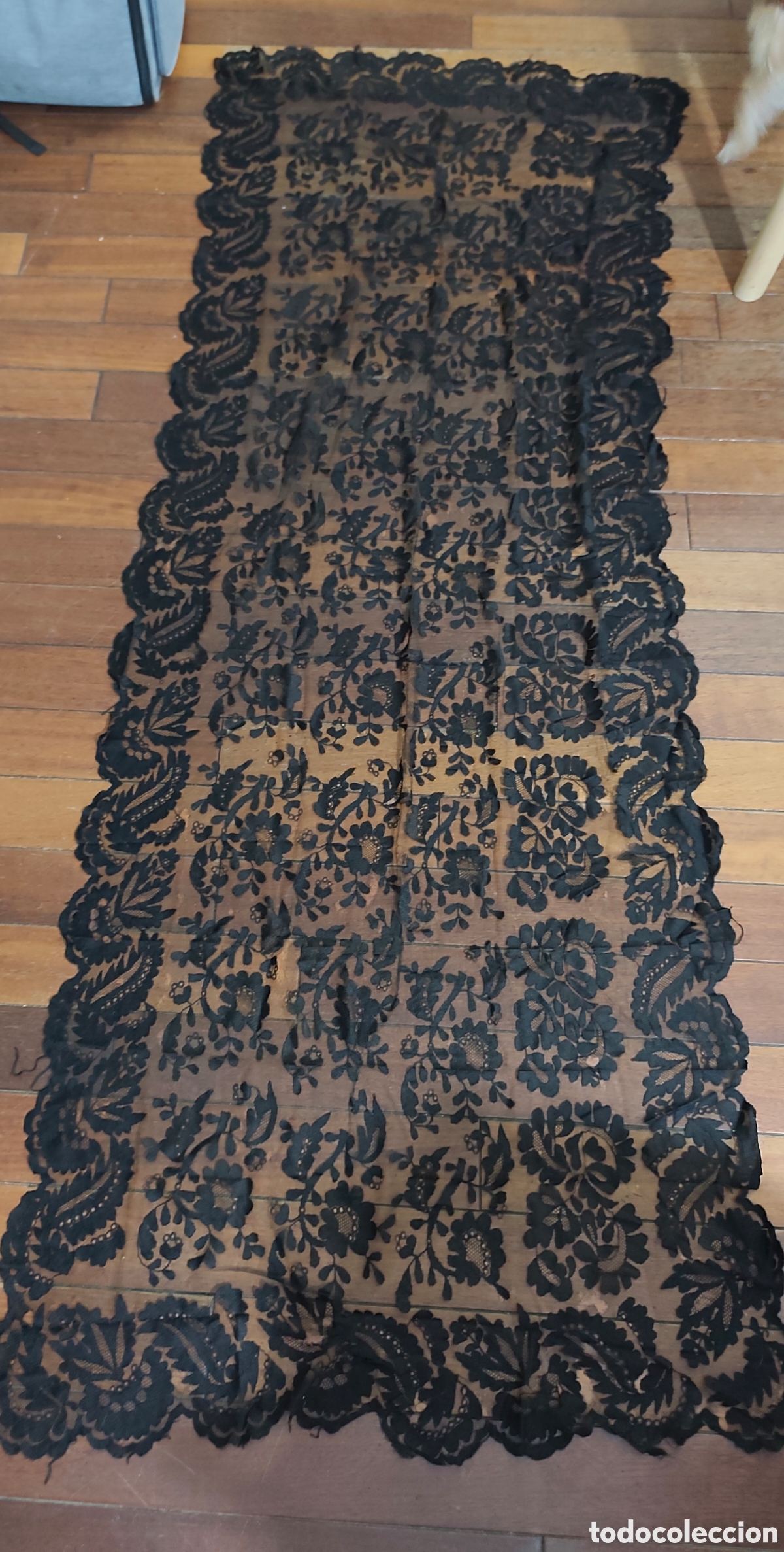 Antig&uuml;edades: Antigua mantilla tul y encaje. Unos 200x70 cm