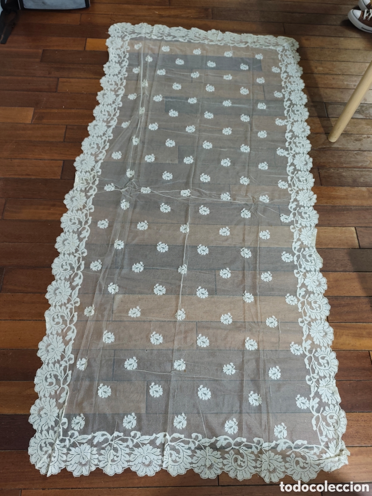 Antig&uuml;edades: Antigua mantilla velo de tul y encaje. Unos 200x70 cm