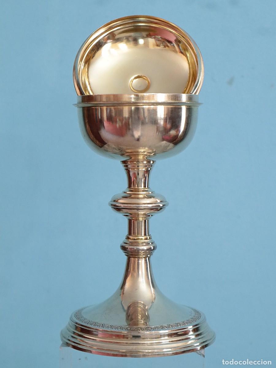 Antig&uuml;edades: Cop&oacute;n lit&uacute;rgico de plata en su color y plata dorada. Siglo XX. Mide 22 cm de altura.