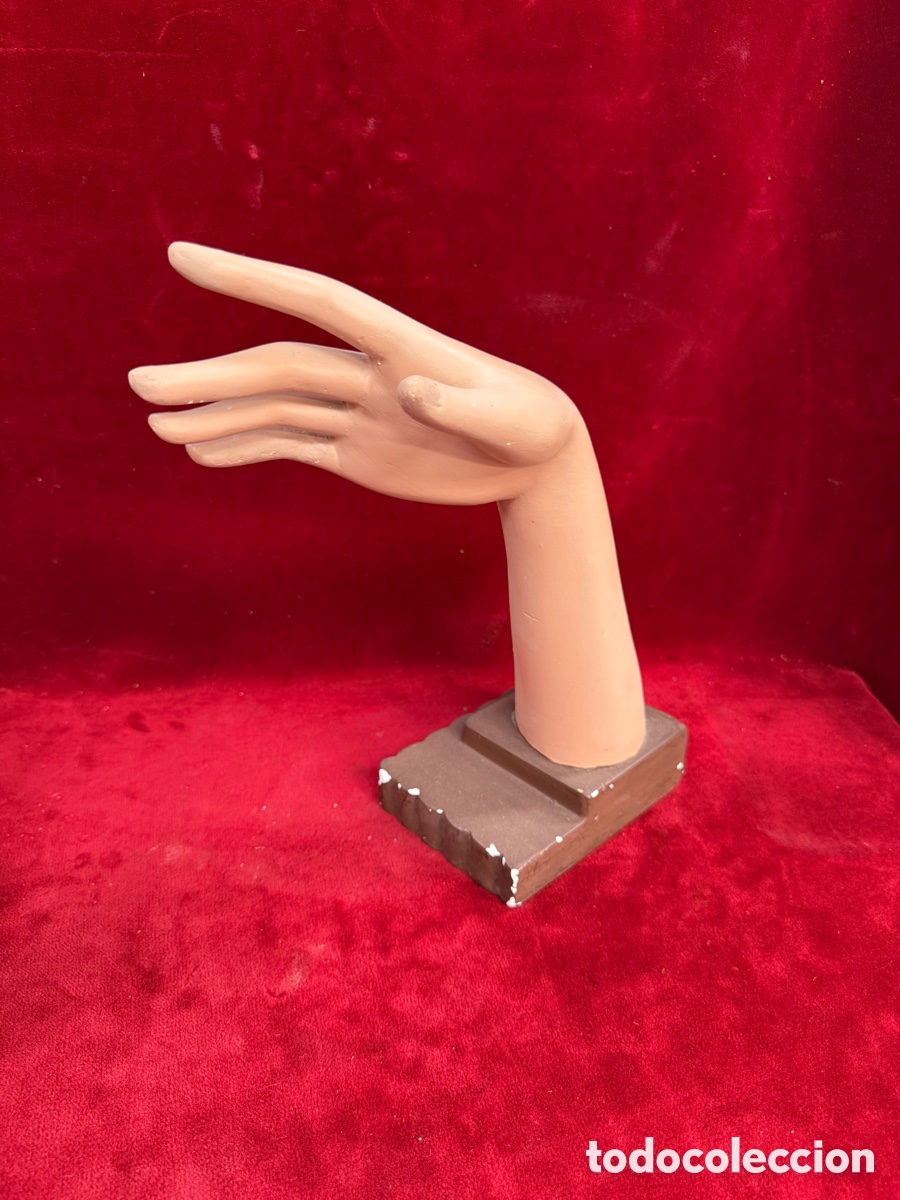 Antig&uuml;edades: Antiguo expositor de guantes,escayola a&ntilde;os 30!