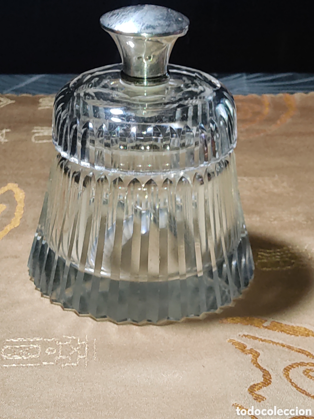 Antig&uuml;edades: Tarro de az&uacute;car o caramelos de cristal D'Arques con pomo de plata contrastada.