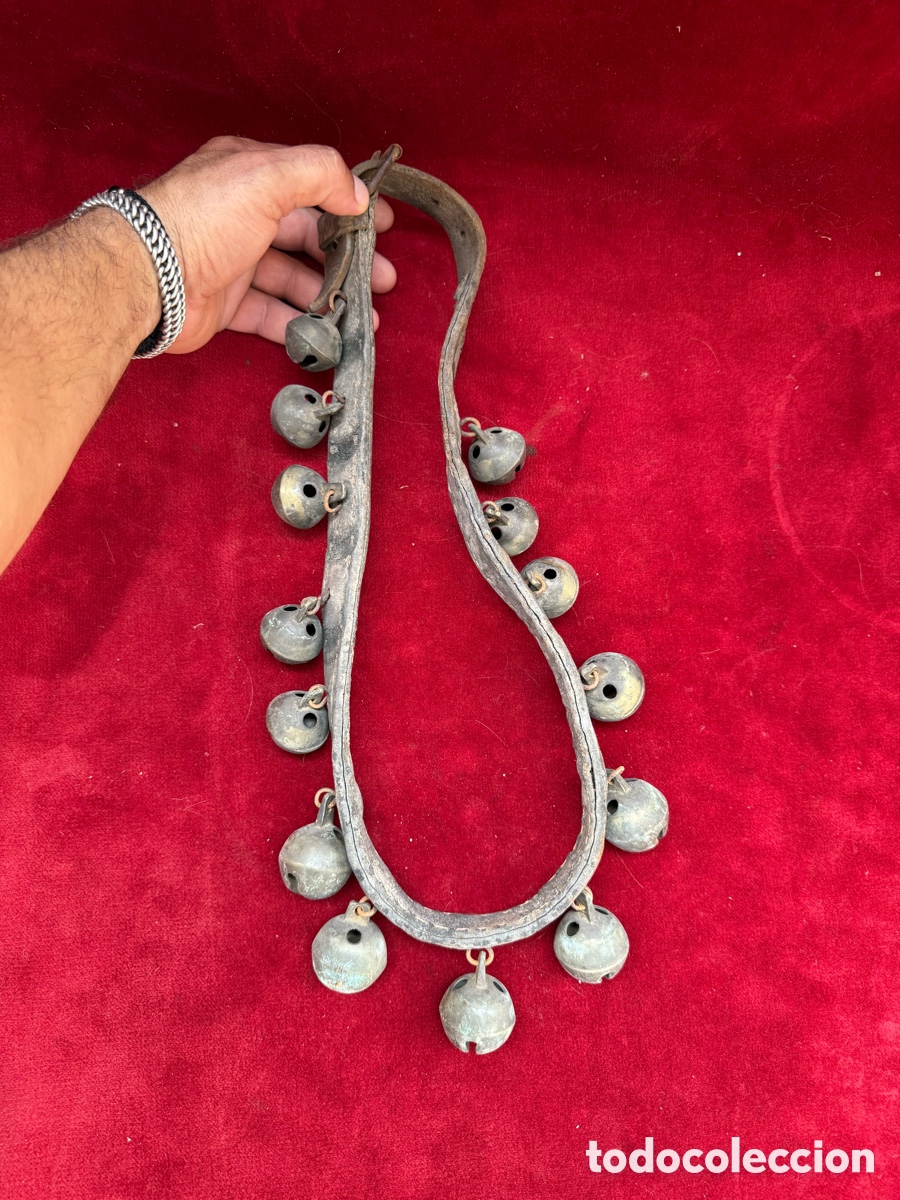 Antig&uuml;edades: Antiguo collar de 14 cascabeles de bronce,de toro!
