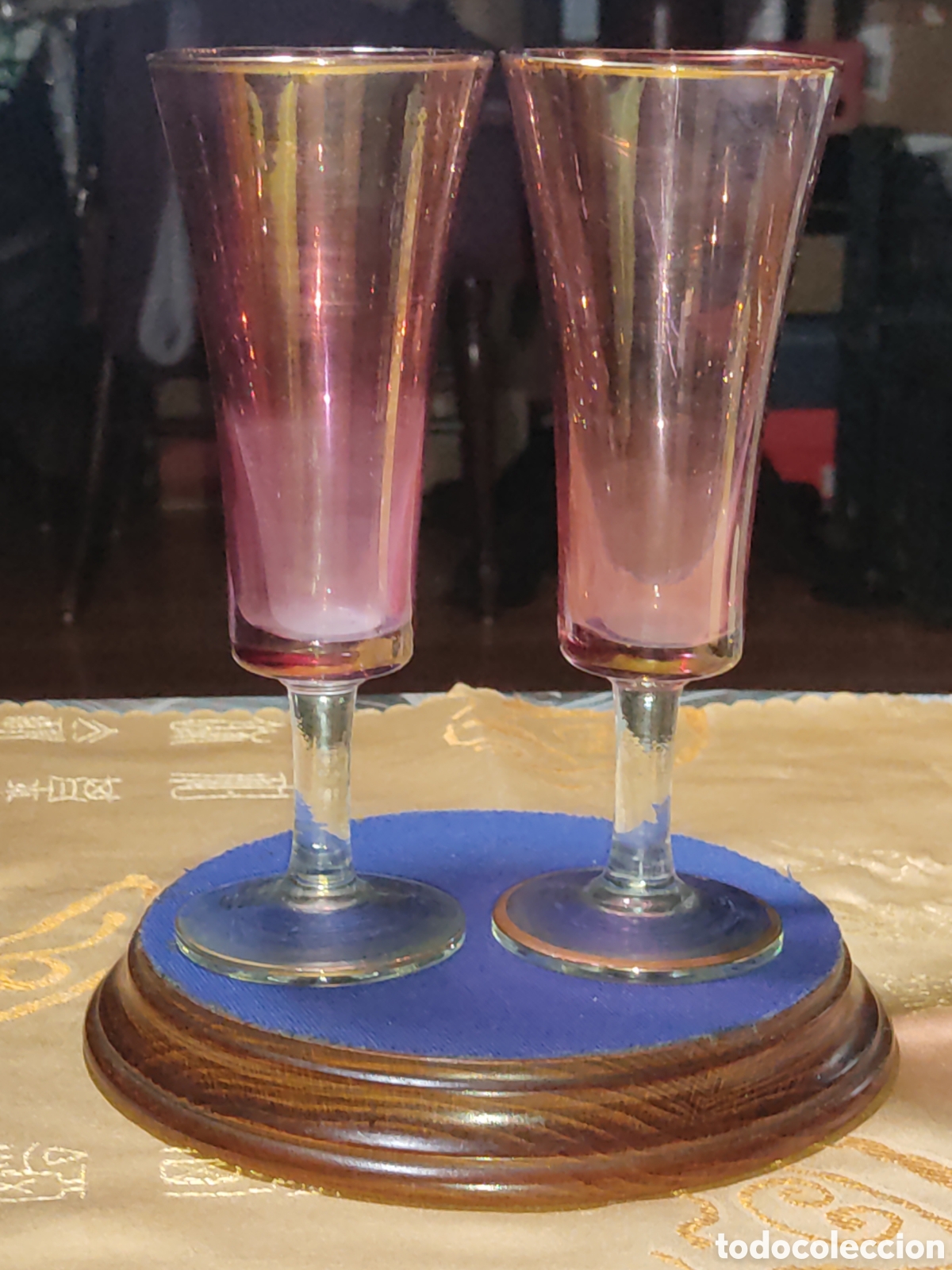 Antig&uuml;edades: Antiguas copas de champ&aacute;n t&uacute; y yo de color rosa iridiscente.