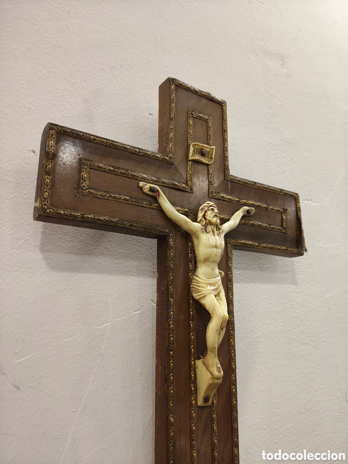 Antig&uuml;edades: CRUZ CON CRISTO MADERA Y LAT&Oacute;N
