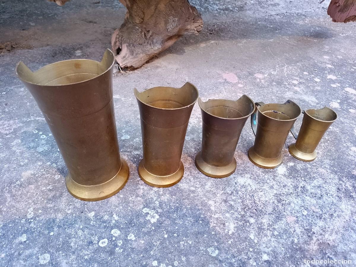 Antig&uuml;edades: Antiguas jarras medidoras de laton (5ud)