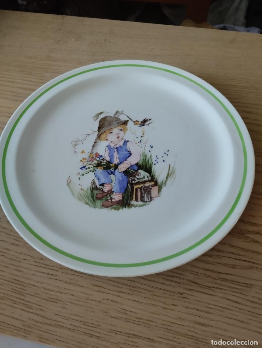 Antig&uuml;edades: plato de ceramica de segovia colores inalterables 1861 de ni&ntilde;o sentado con flores