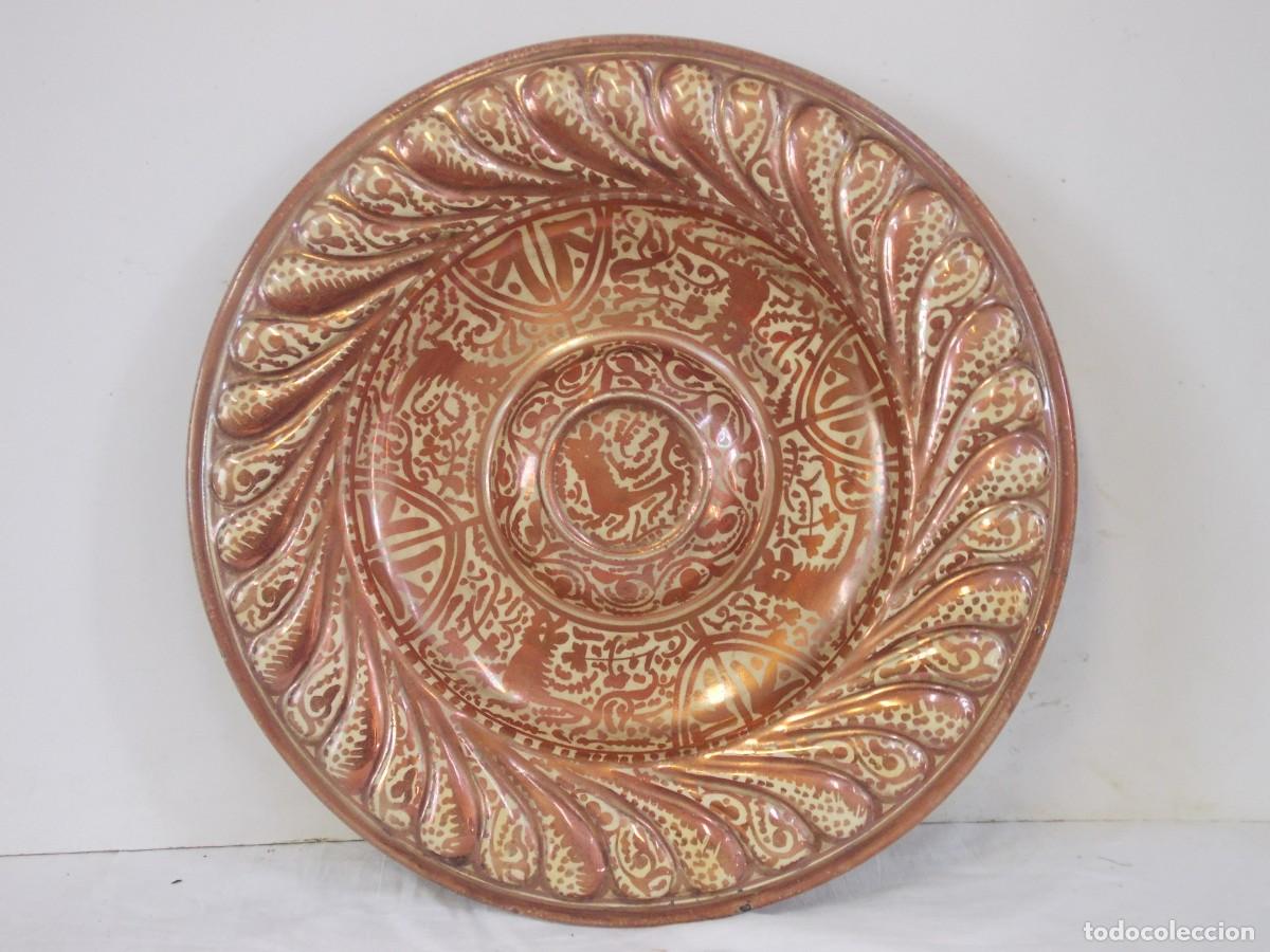 Antig&uuml;edades: ANTIGUO GRAN PLATO DE MANISES DE TET&Oacute;N. CER&Aacute;MICA ESMALTADA DE REFLEJOS MET&Aacute;LICOS. 40 CM