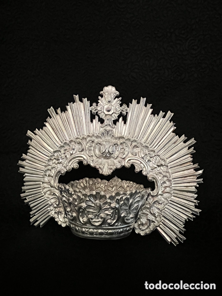 Antig&uuml;edades: Corona metal plateado . Mide de alto 15 cm, frente 17 cm, di&aacute;metro canasto 6 cm.