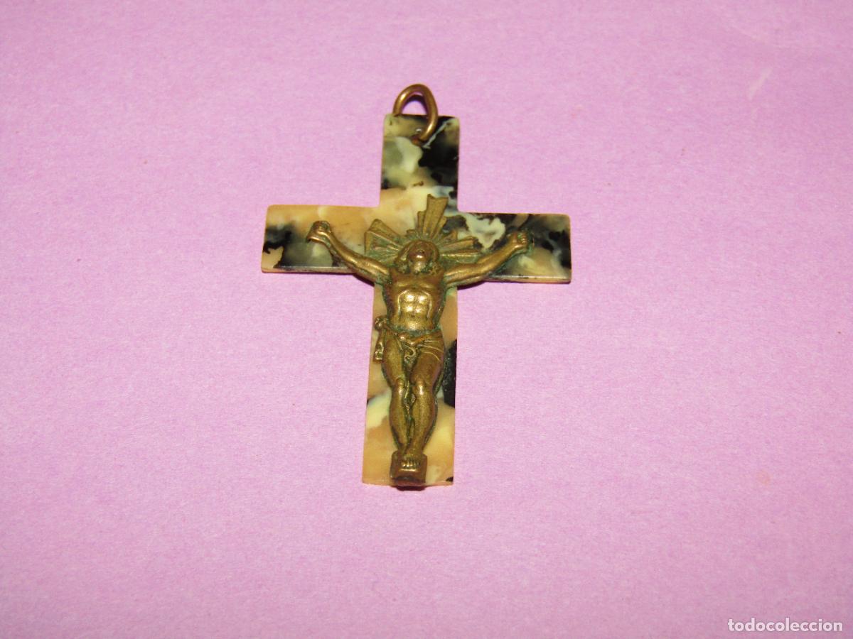 Antig&uuml;edades: Antiguo Crucifijo de Celuloide Jaspeado y Bronce - Foto 3